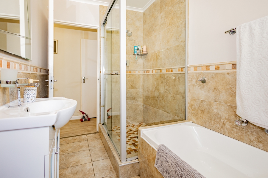 4 Bedroom Property for Sale in Kenridge Heights Western Cape